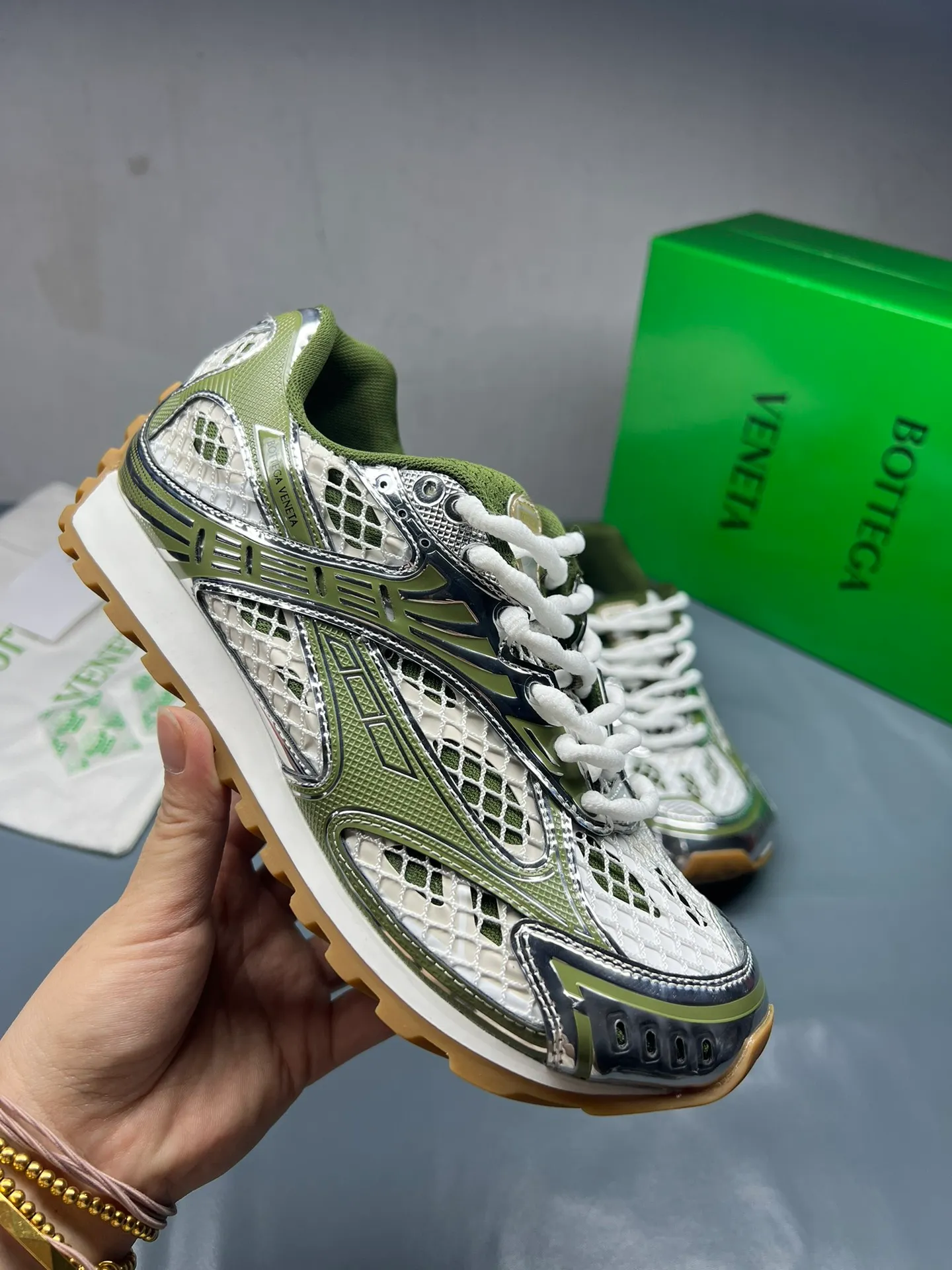 👟👟Ex-factory price 600👟👟 Men's size +10 Real photos 🔥🔥BV Orbit sneakers Wang Yibo's same style couple's dad shoes Runner sneakers, made of lightweight technical mesh fabric. Matched with geometric pattern designed rubber outsole, Wang Zha series high version. Look for the package technology. It is actually a lot taller, but the legs are still slim. Very nice, playable and durable. Matched to the standard💯 Package shoe technology. Look for the high version. The outsole is made of color-blocked TPU outsole. Women's model 35 36 37 38 39 40 41 42 (40 41 42 43 44 45 customized) (Customer logo can be accepted without refund or exchange at a favorable price) Equipped with original packaging